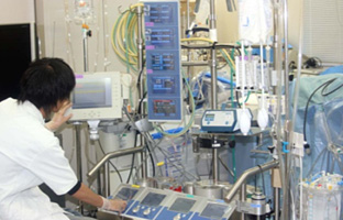 手術室(人工心肺装置)でオペレーションを行います。