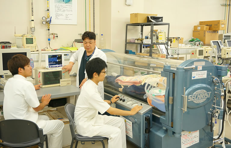 高気圧酸素治療装置(第1種装置)の操作を行います。