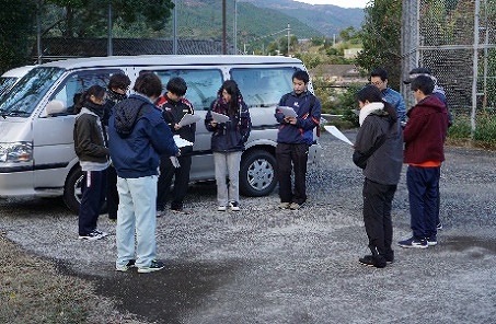 市役所担当者より収穫方法の説明を受ける学生